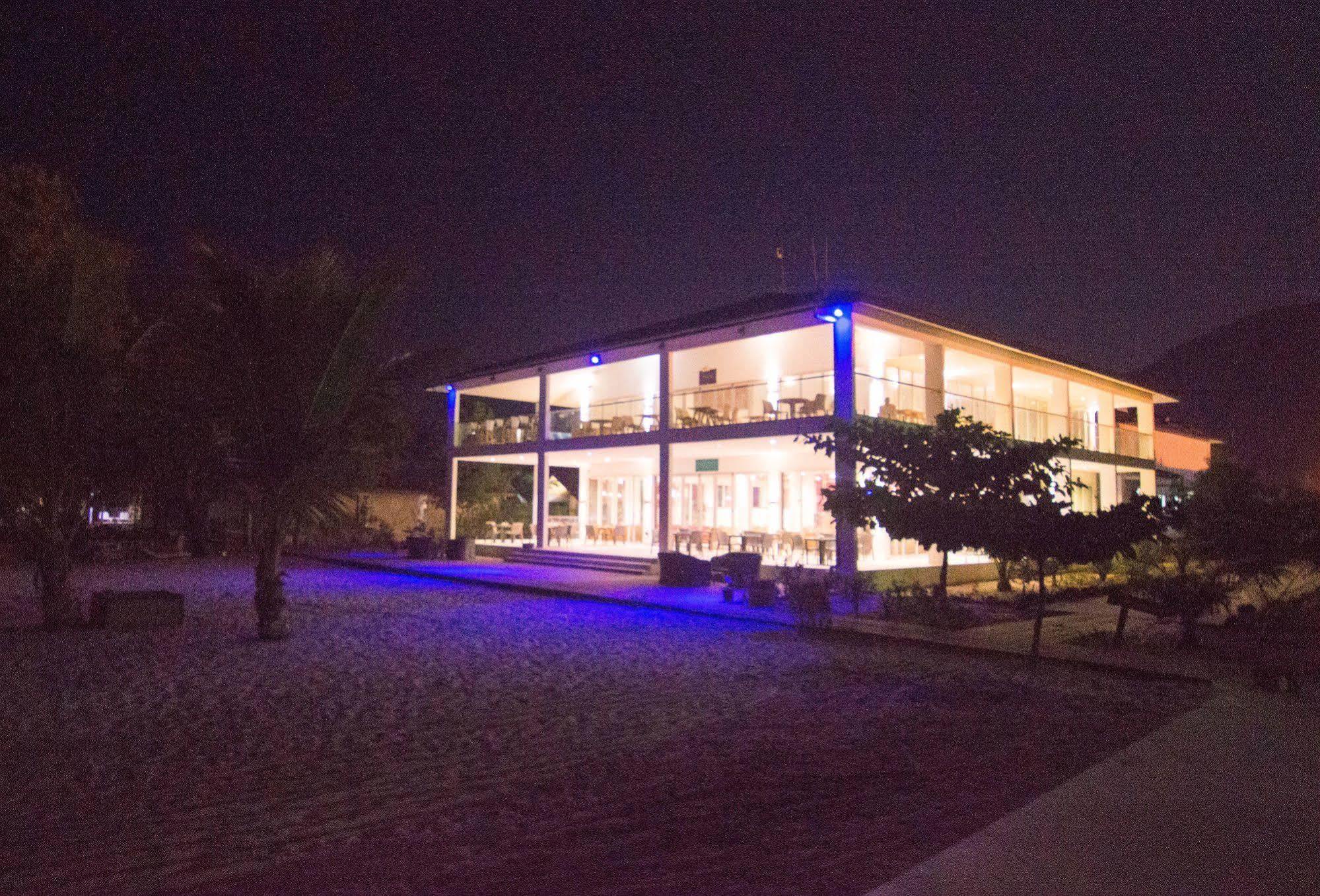 The Place Resort At Tokeh Beach ฟรีทาวน์ ภายนอก รูปภาพ